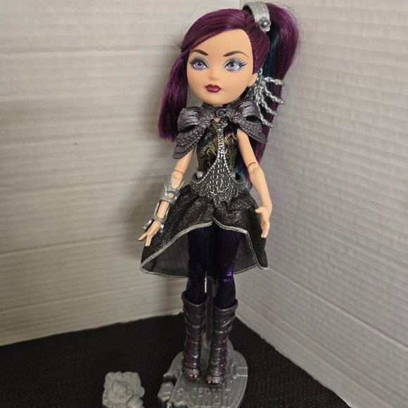 ❤ Ever After High Raven Queen Dragon Games with Stand & Brush - Picture 1 of 2